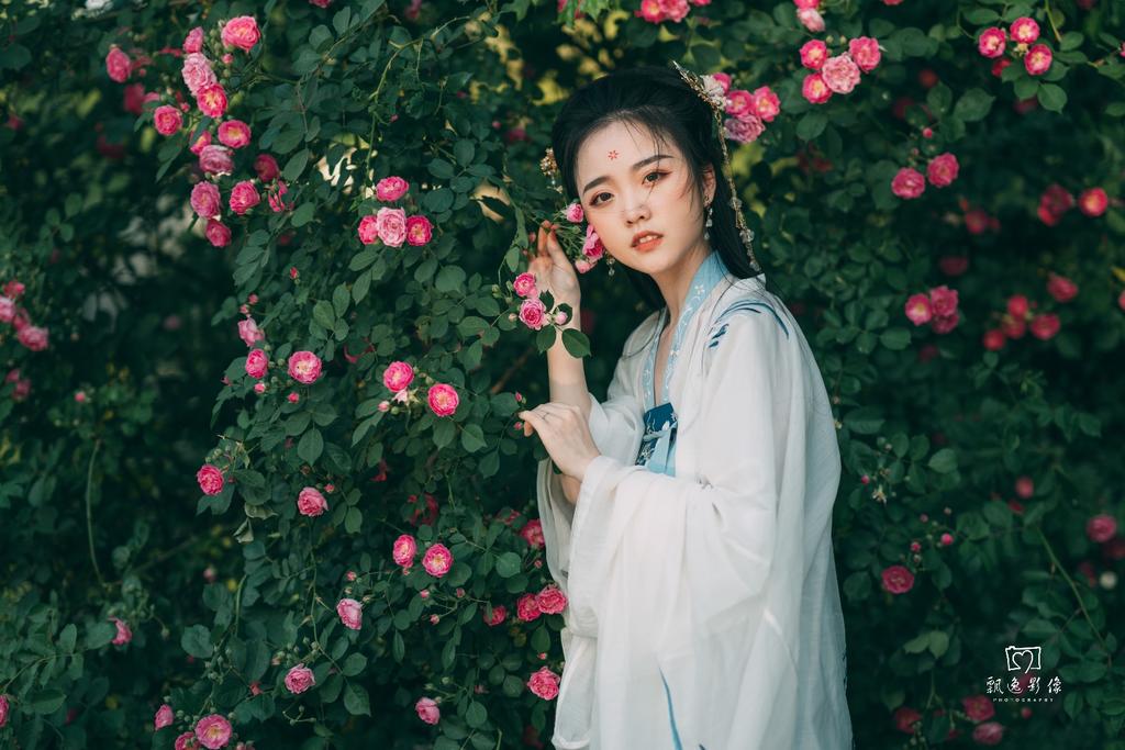 妹子苏可可性感写真 白色睡衣让好身材尽显