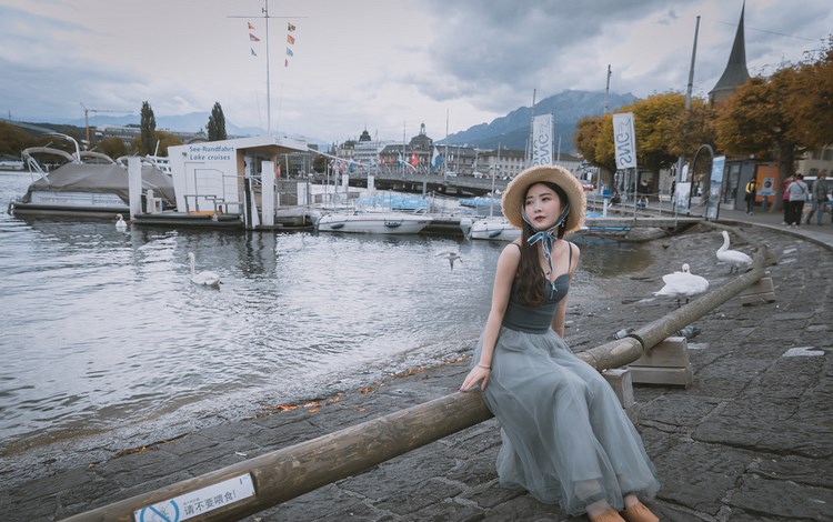 肌肤白皙身材火辣内衣美女