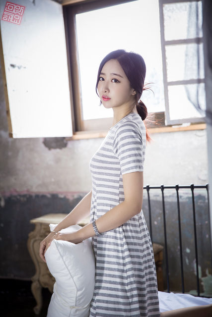 皮肤白皙亮丽美女写真