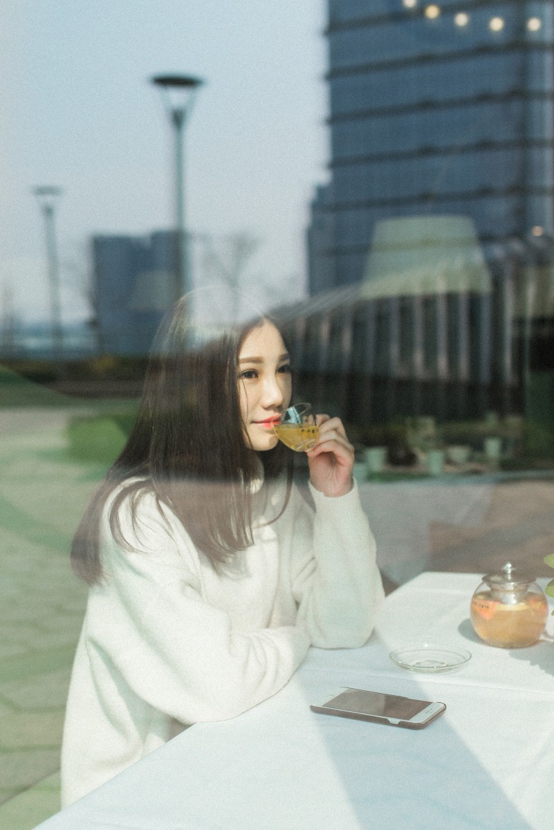 时尚都市牛仔裤美女一个人的午后