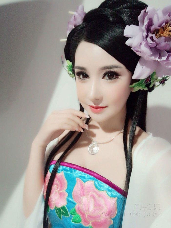 瓷娃娃古装美女图片 白皙皮肤