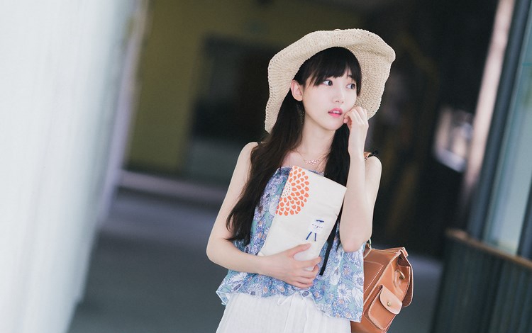 丰满美女泳池性感写真 双眸勾人