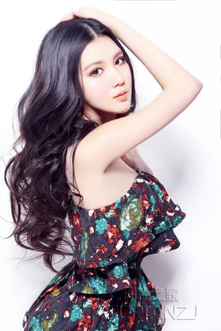 火辣辣的性感美女图片 香肩小露御姐范