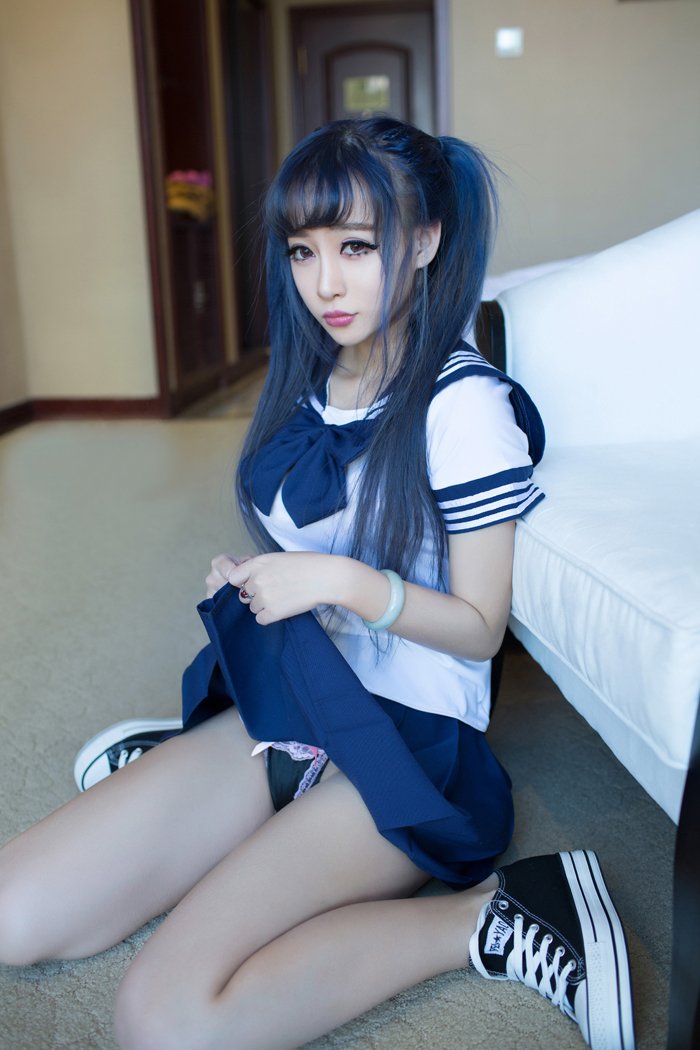 非主流95后美女学生制服装宾馆写真