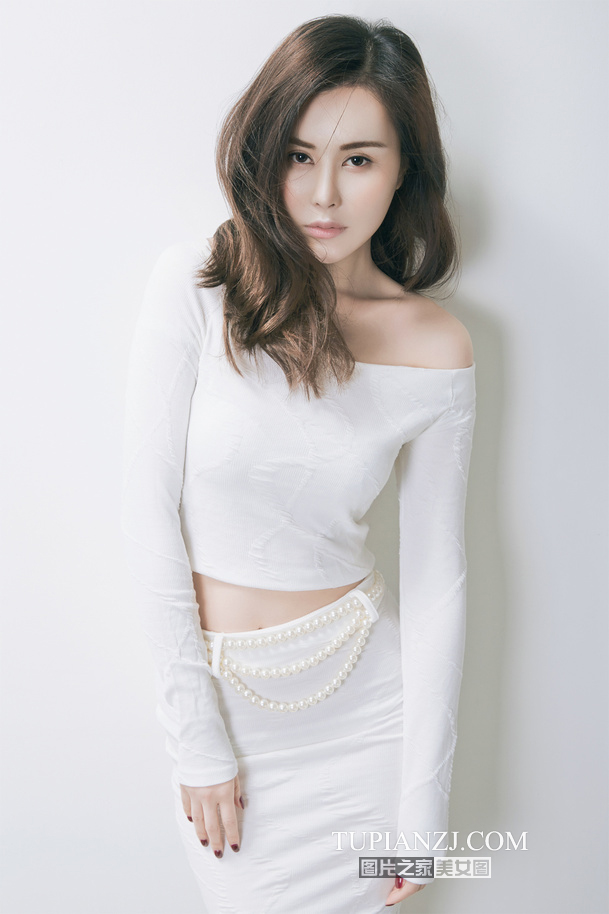 白衣露肩性感美女