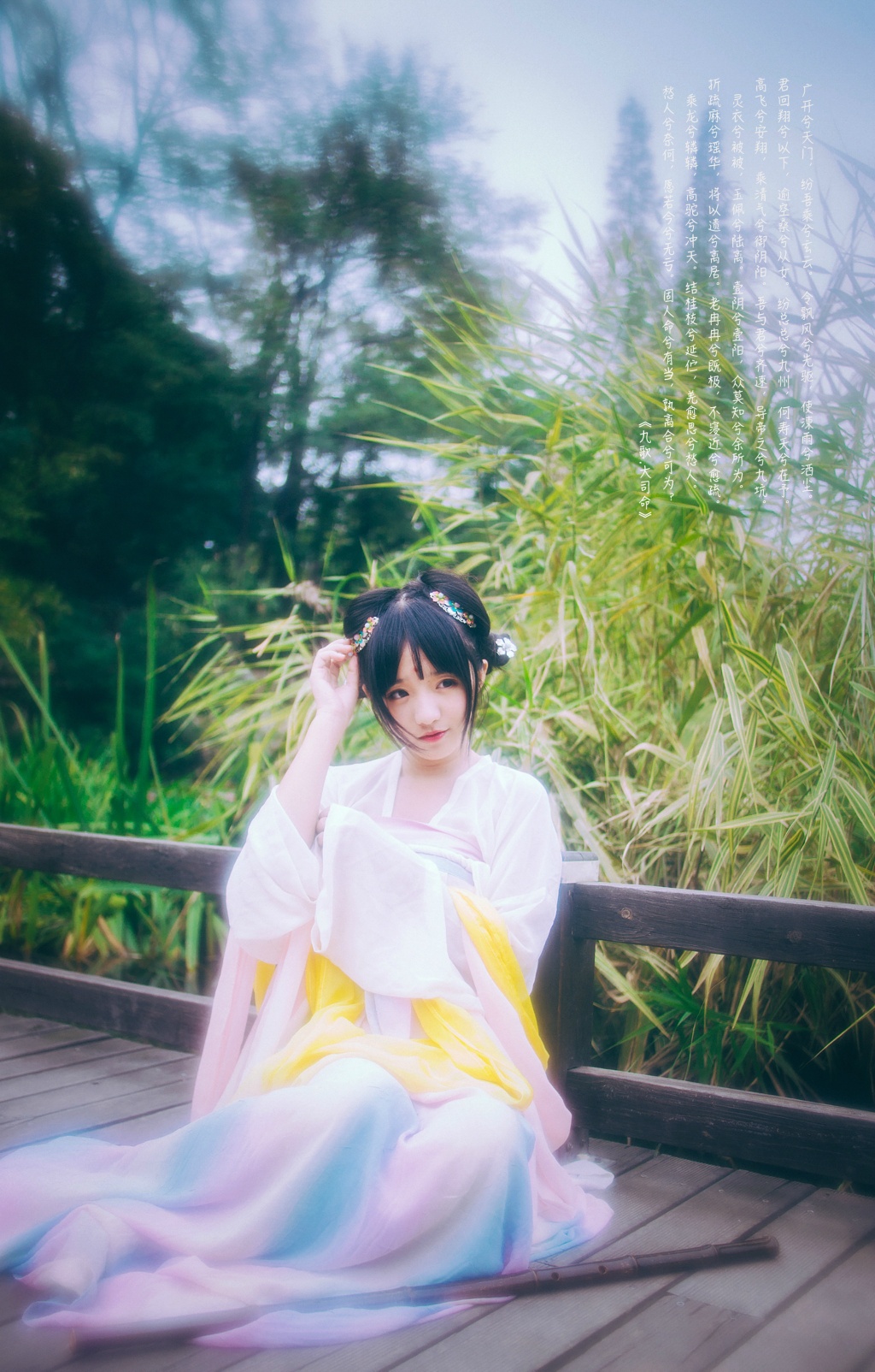大胸美女连体比基尼低胸诱惑