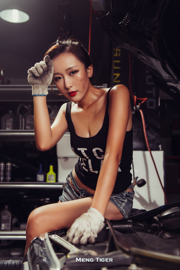 性感美女扮演装修女工秀好身材