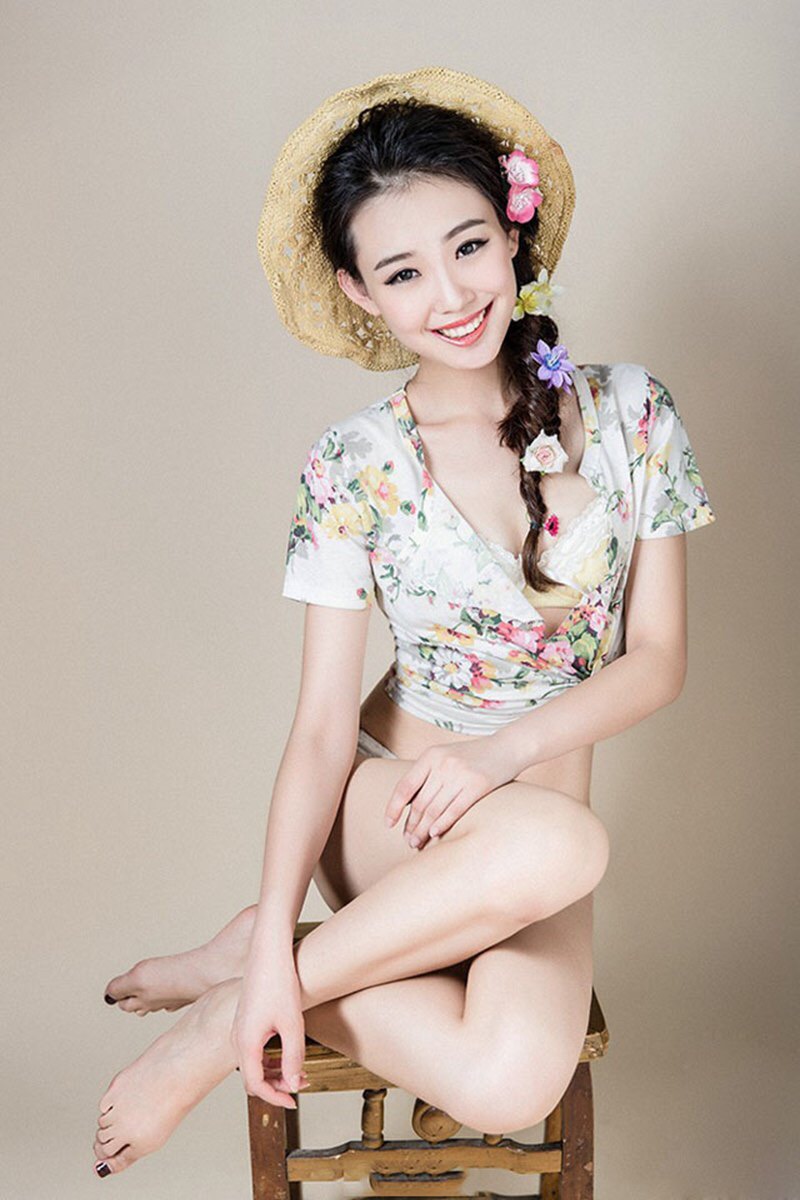 纤细身材小胸美女秀小腰
