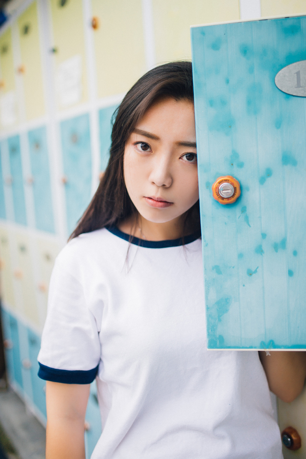 大波妹子性感来袭 展热辣身材