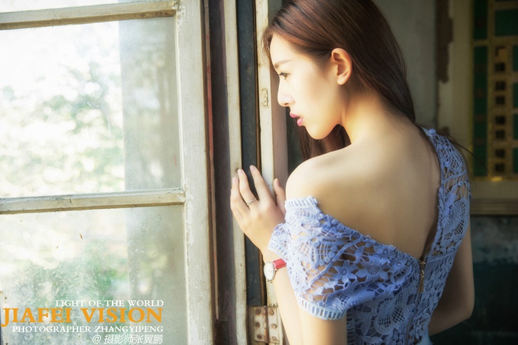长发略带清纯美女高清写真