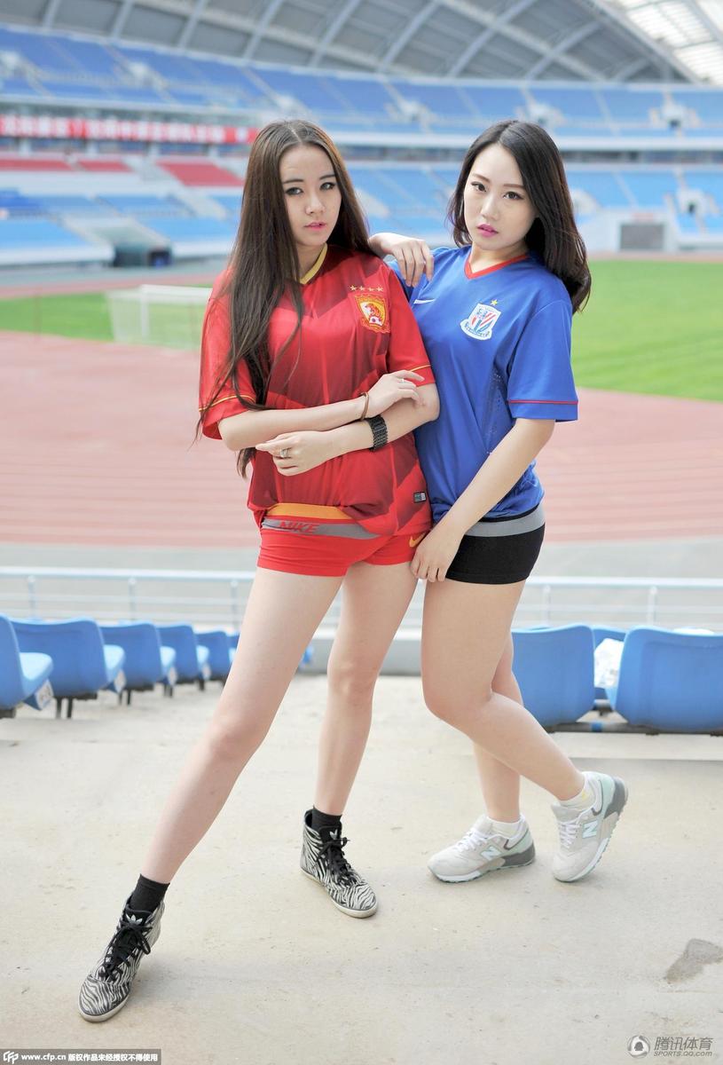 闺蜜足球宝贝球场清新写真  美腿修长