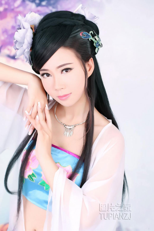 古典少女甜美韵味难挡 俏丽美人如画