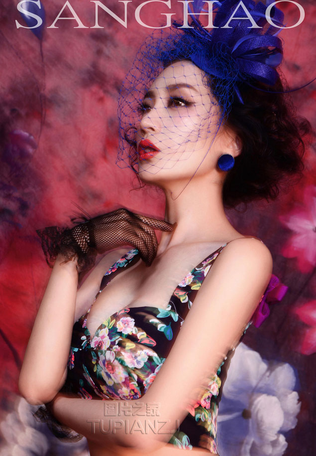 性感娇娃复古风写真 红唇别有诱人