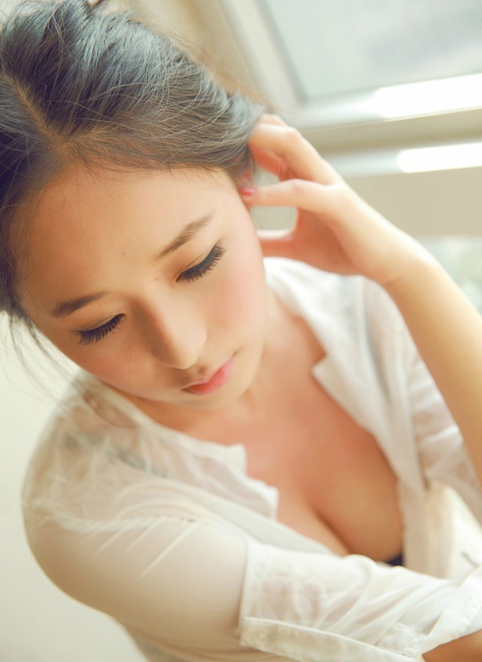 90后小美女初尝性感写真