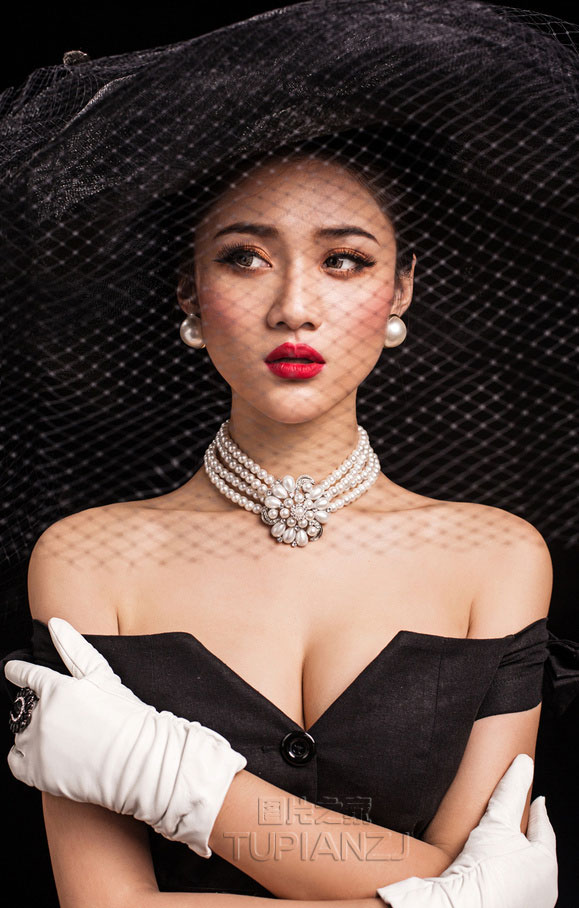 性感气质美女图片 化身光影魅惑黑天使