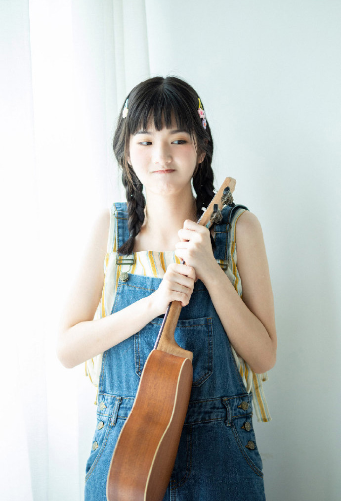 风韵90后美女露香肩秀乳