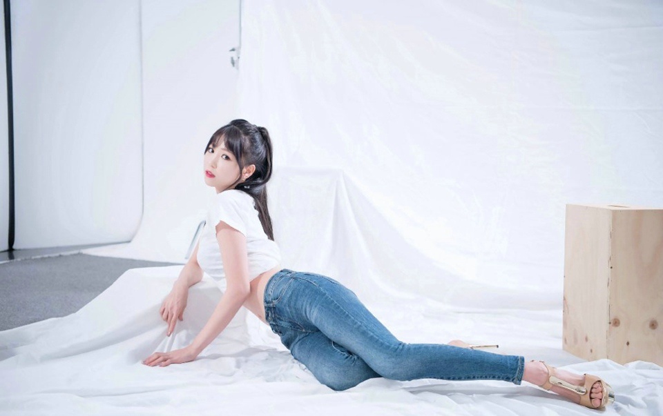 牛仔裤高跟好身材美女秀水蛇腰