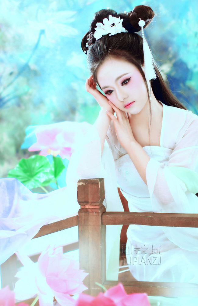 清纯可人古装少女 甜美笑容展暖意