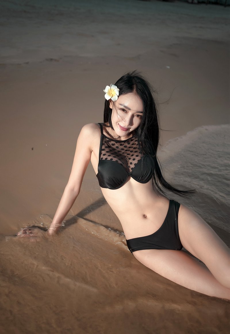 性感小腰美女比基尼海滩写真