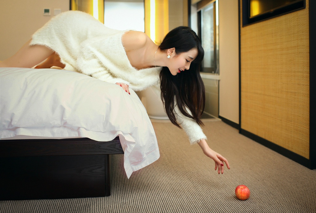 长发极品美女酒店内写真
