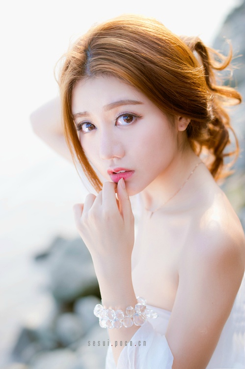 白皙美女裸肩白长裙写真