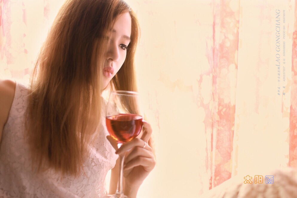 红酒配美女意境写真