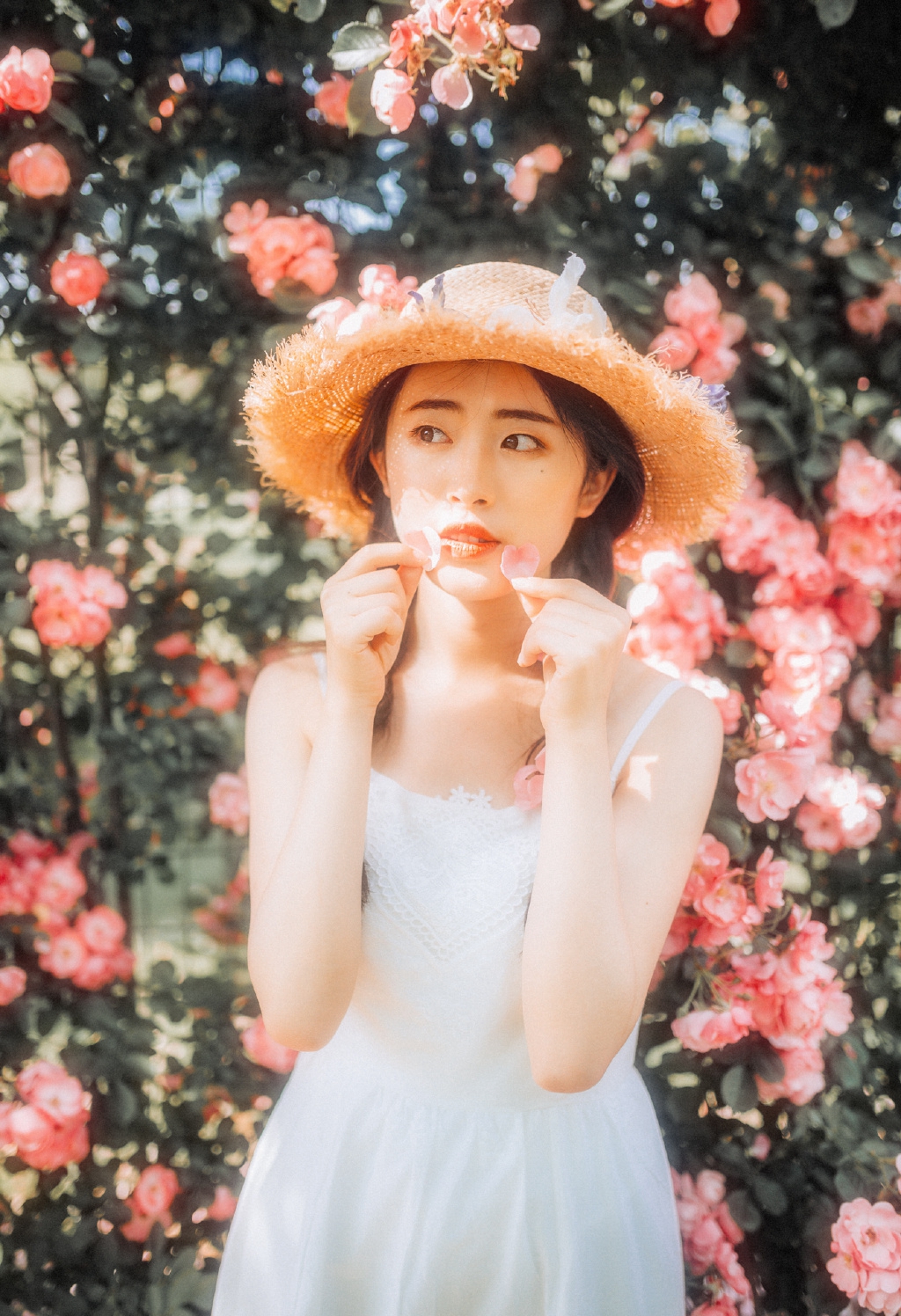 诱人美女露香肩着内裤秀美腿