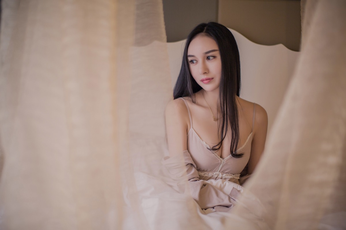 酷似黎姿的长发美女睡衣写真秀脯