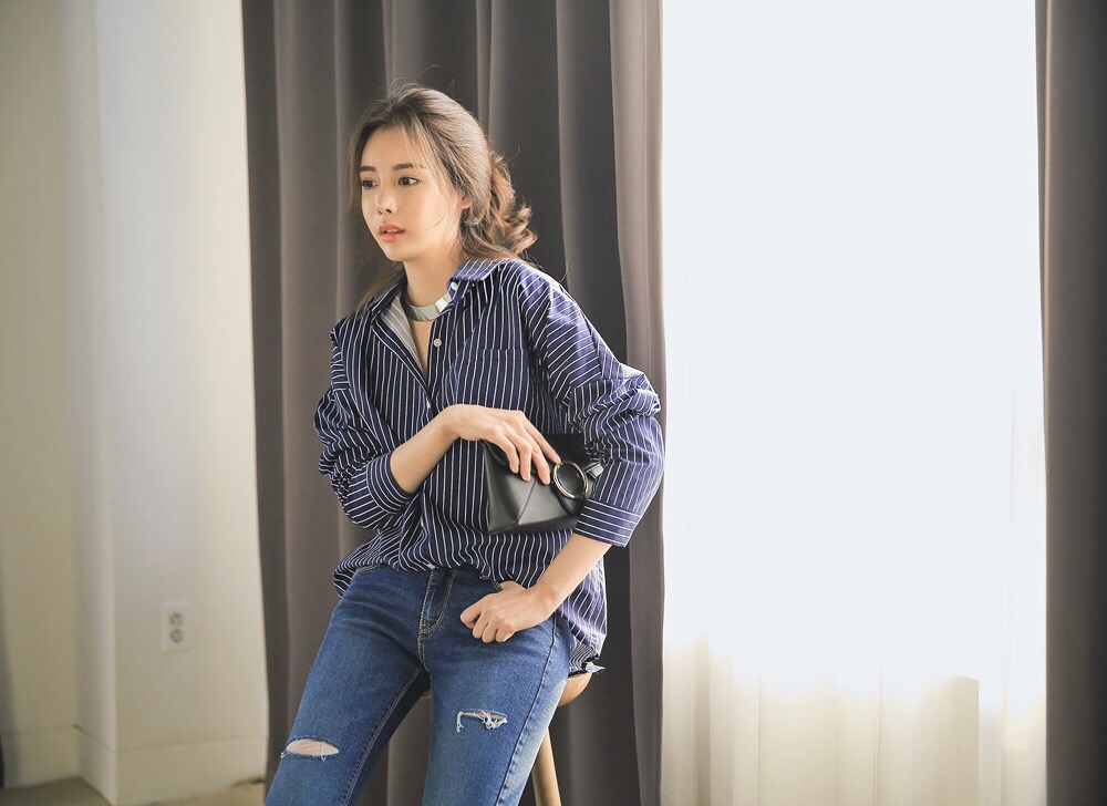 破洞牛仔裤美女