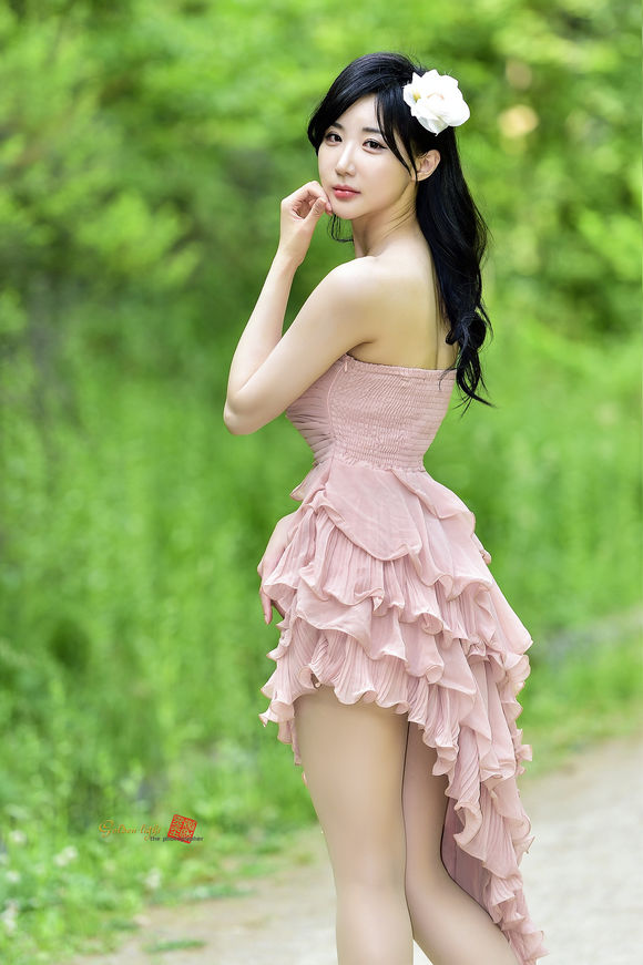 好身材美女户外抹胸裙秀香肩美腿