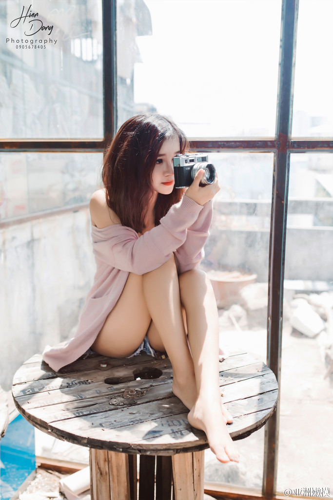 微露中短发美女