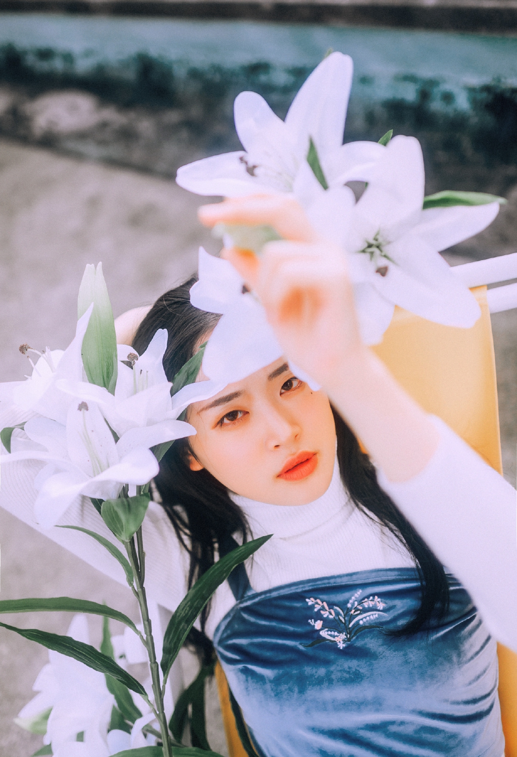 性感妖娆美女露上身诱惑