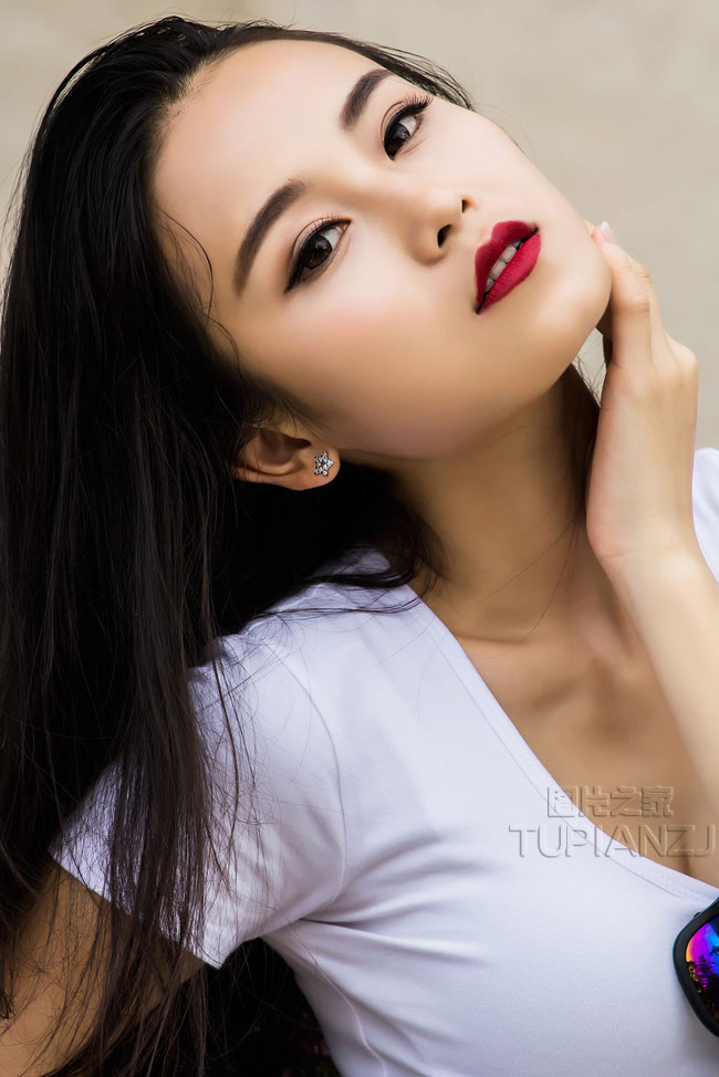 女孩魅惑红唇图片 迷离眼神性感诱人