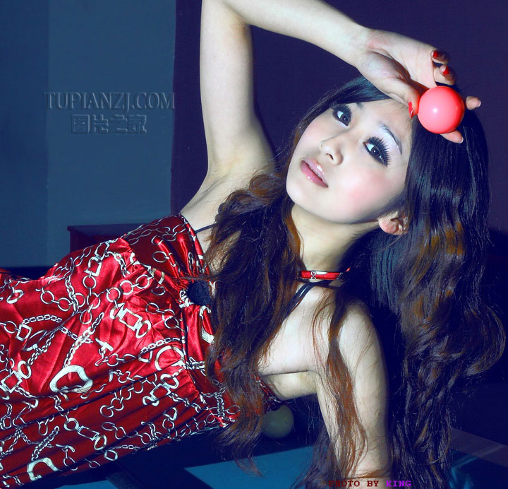 性感美女台球桌上写真