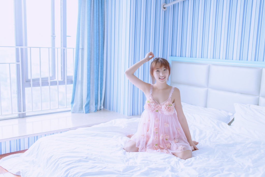 霸气少女性感装 挑逗红唇魅眼