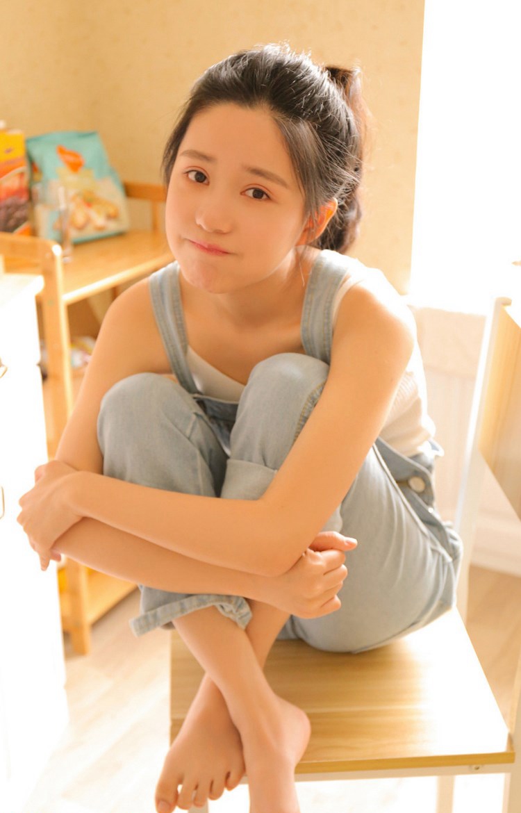 长发瓜子脸大胸美女情趣内衣秀翘臀