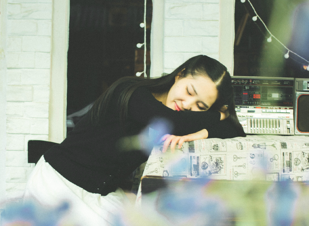 深V性感美女图片 长裙撩起