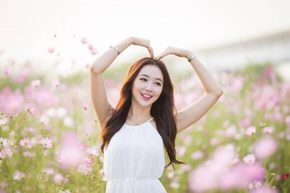 阳春三月美女户外花海写真