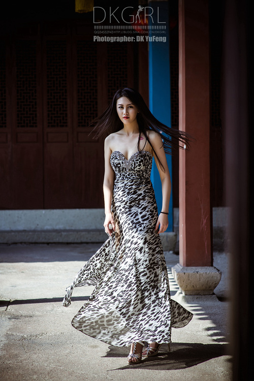 高挑性感高跟美女豹纹裙秀美腿