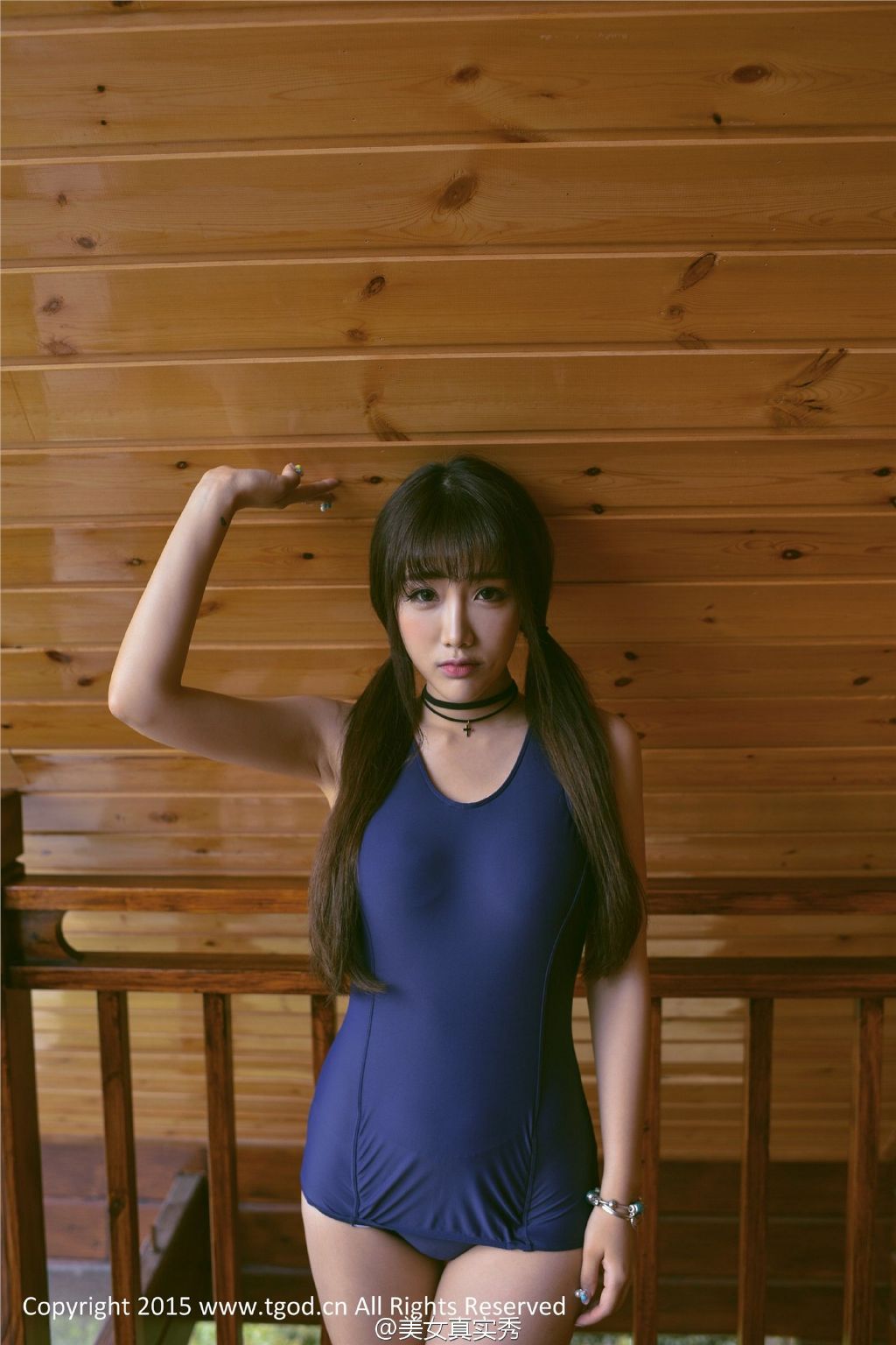 可爱大眼美女连体比基尼写真