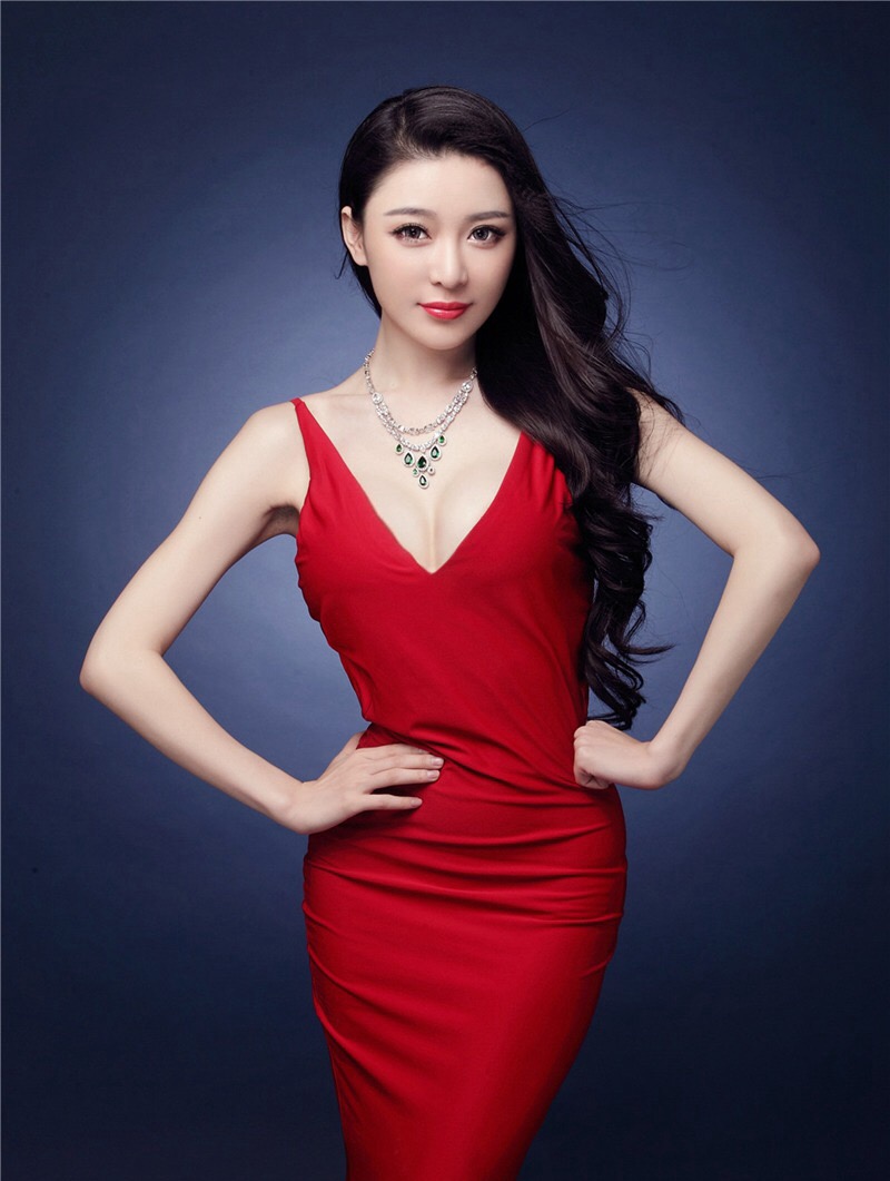 极品美少妇连体裙秀身材