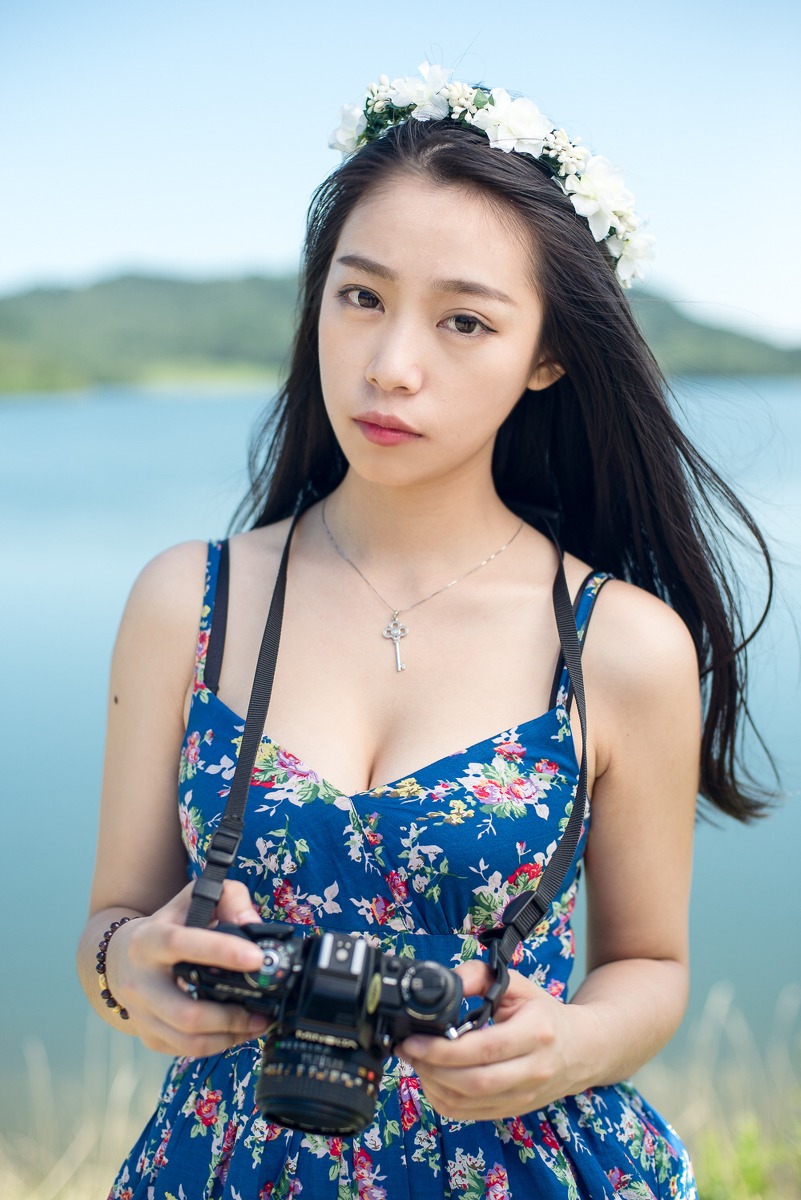 爱摄影的长发清纯吊带美女