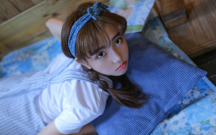 大眼比基尼美女秀大长腿