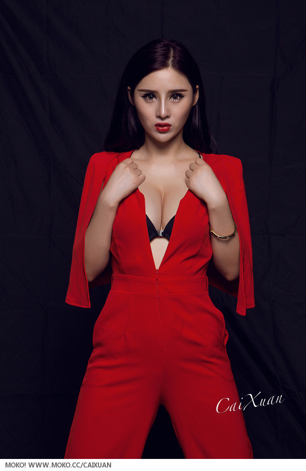 大胸气质美女一袭红装时尚写真