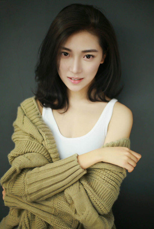 气质性感美女香肩写真