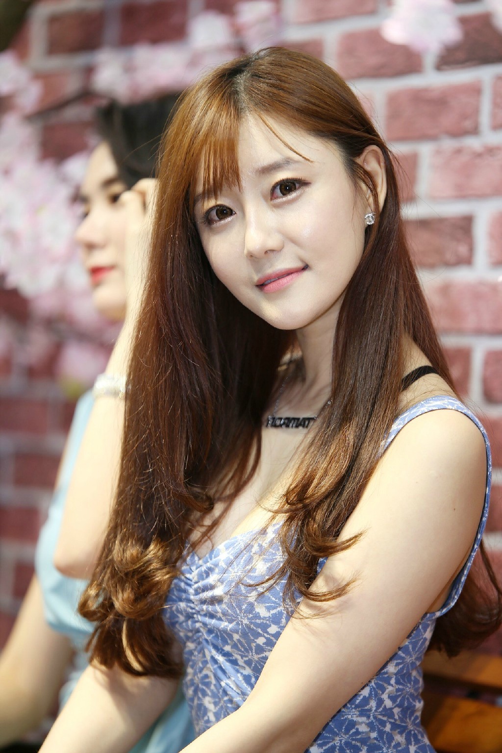 韩国大眼美女超短裙露美腿
