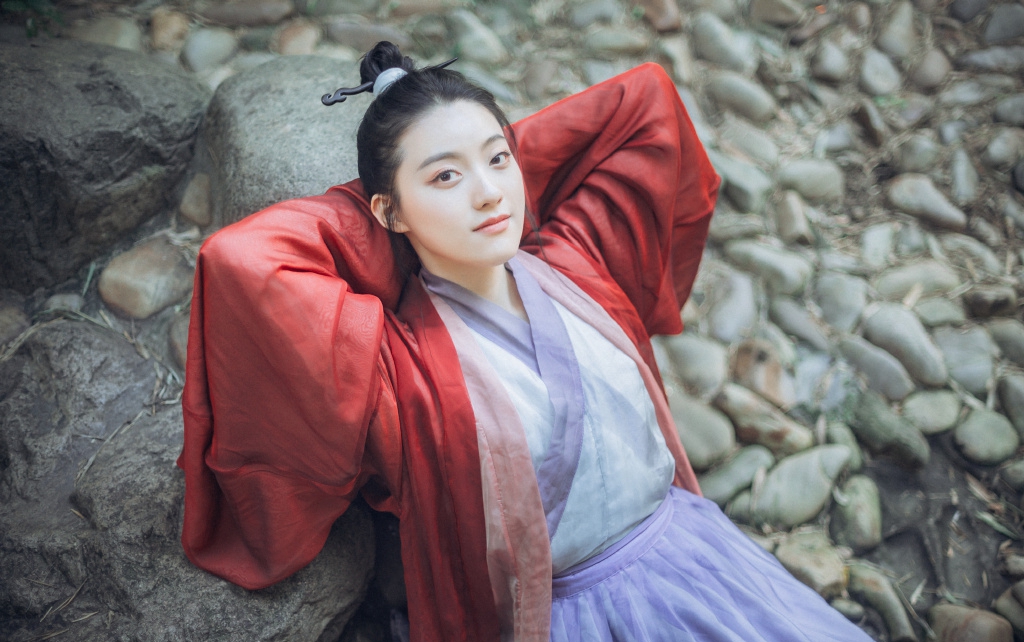 嫩白皮肤少妇露诱人香肩