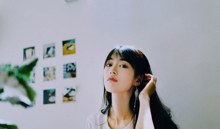 白皙性感美女 半露引人遐想