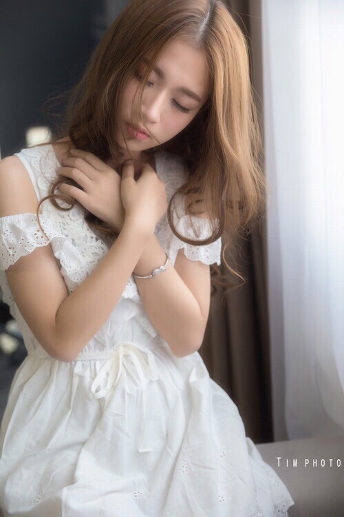 白色系慵懒美女居家意境写真