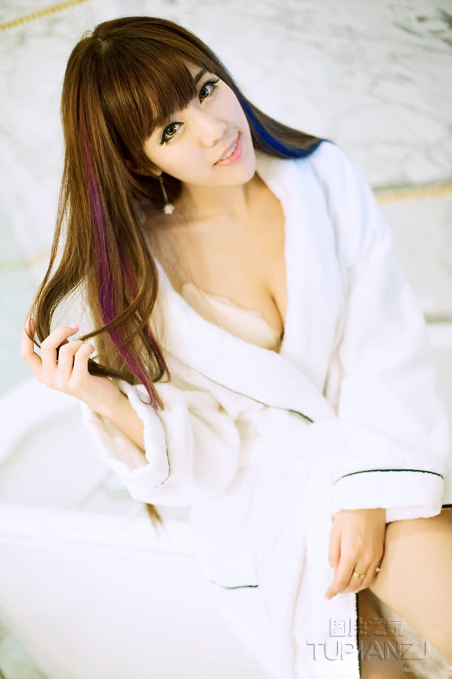 性感浴袍美女 热辣身穿迷倒你